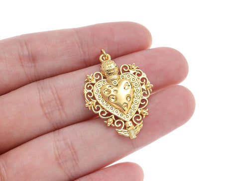 -18k Gold Double Heart Charm, Gold Hammered Heart Charm, Lace Detail Gold Charm, CPG2161